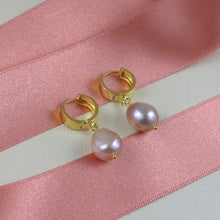 Load image into Gallery viewer, Natural Baroque Pearl Hoop Earrings
