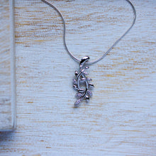 Load image into Gallery viewer, Leaves Pendant Necklace